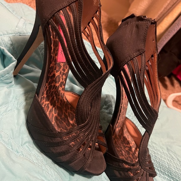 🖤 Betsey Johnson Pumps 🖤 - Picture 1 of 3